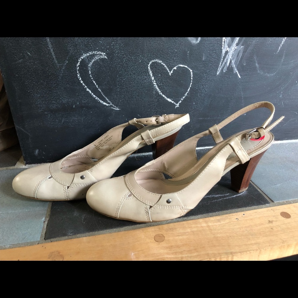Beige leather slingback pumps